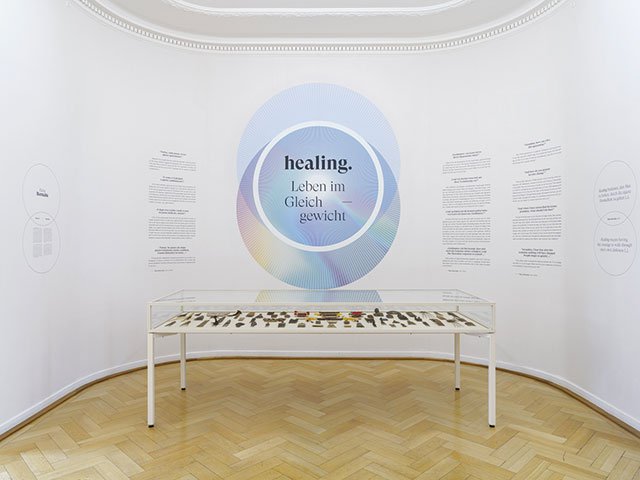 Kunst-10_2022_Vorankündigung_Museum-Weltkulturen_Ausstellungsansicht_healing.Leben-im-Gleichgewicht.-Foto-Wolfgang-Günzel,-2022.jpg