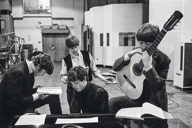 Pano-10_2023_Leica-Galerie_The-Beatles-in-EMI-(later-Abbey-Road)-Studios.-London,-England.-1964-©-David-Hurn.jpg