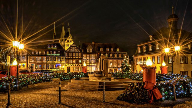 Weihnachtsmarkt Gelnhausen_1_Kranz der Hoffnung abends 2016.jpg