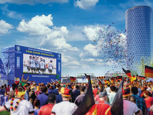 Frankfurt_Fan-Zone-Mainufer-Big-Screen-und-Fans_©_Brandmission.jpg