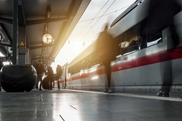 Menschen auf Bahnsteig