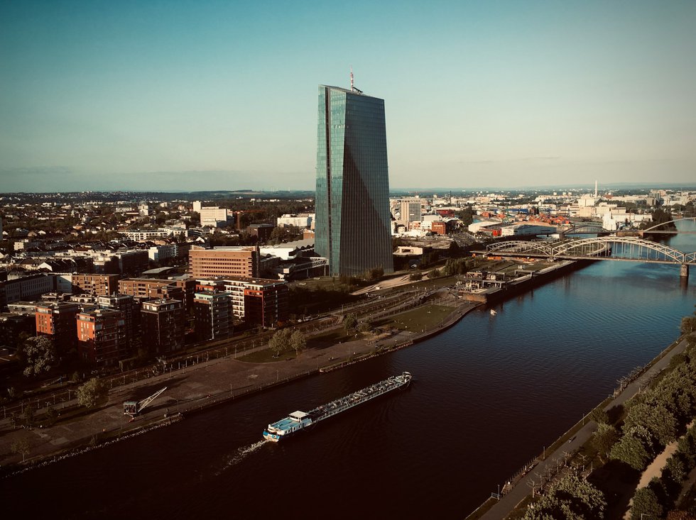 frankfurt-photographer-EsxRor-HM-Q-unsplash.jpeg